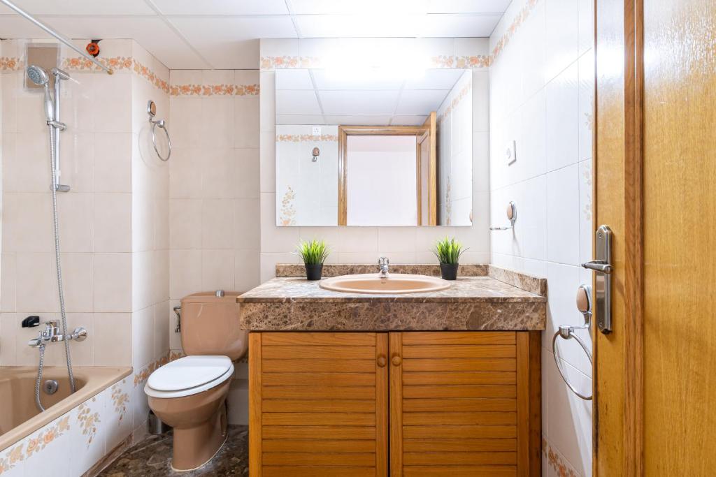 Koupelna v ubytování TuristMar - Amplio Apartamento en Salou con piscina, a 2 minutos de la Playa