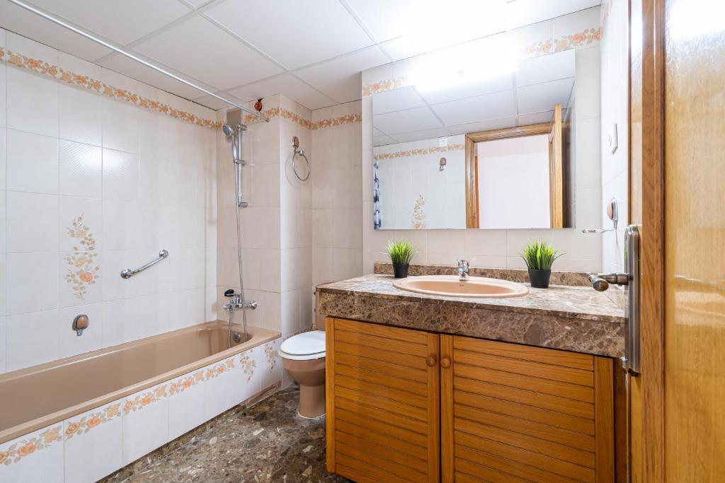 Koupelna v ubytování TuristMar - Amplio Apartamento en Salou con piscina, a 2 minutos de la Playa