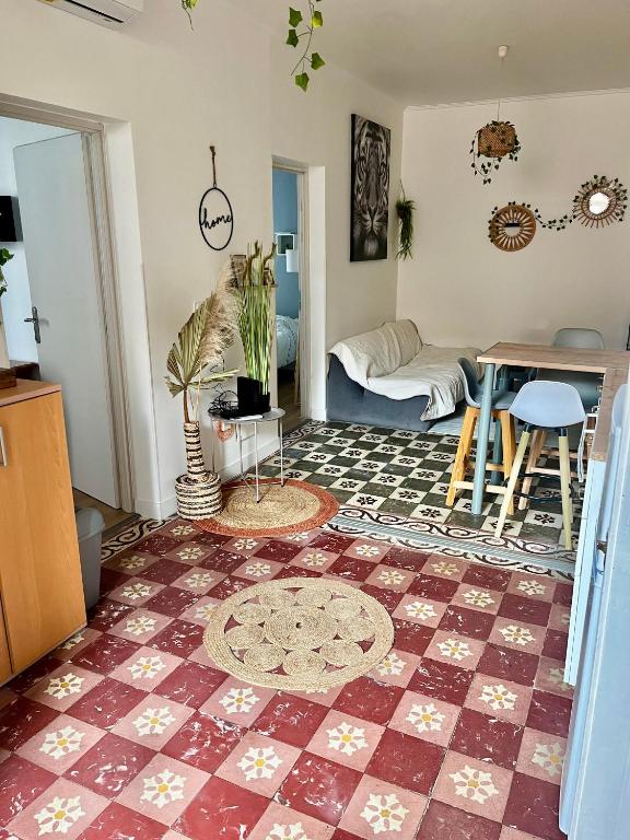 un salon avec un sol en damier dans l'établissement Charmant appartement, à Nîmes