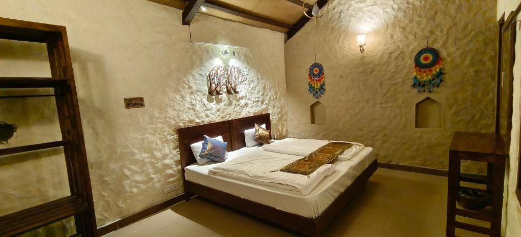 Thehraav By The River - Mudhouse Odyssey, Tirthan Valley - Deluxe Double Room With Balcony