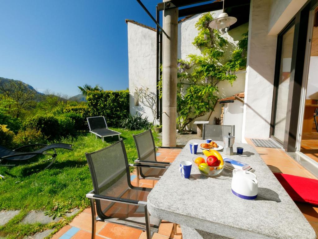 un tavolo con un cesto di frutta su un patio di Apartment Villaggio Sureggio - App- A7 by Interhome a Lugaggia