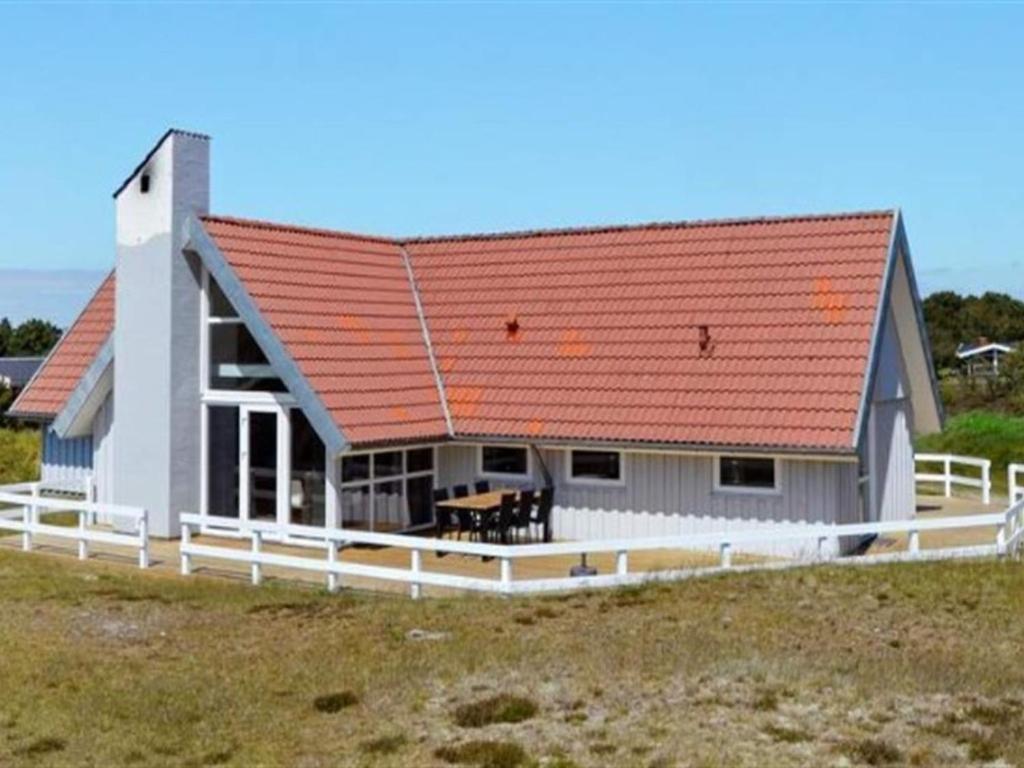 una gran casa blanca con techo naranja en Holiday Home Herma - all inclusive - 1km from the sea by Interhome en Fanø