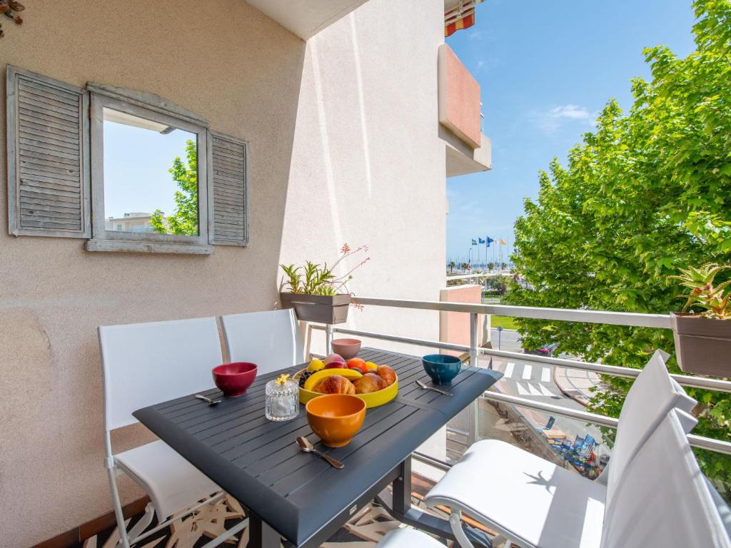 une table avec un bol de fruits sur un balcon dans l'établissement Apartment Les Hesperides-3 by Interhome, à Cavalaire-sur-Mer
