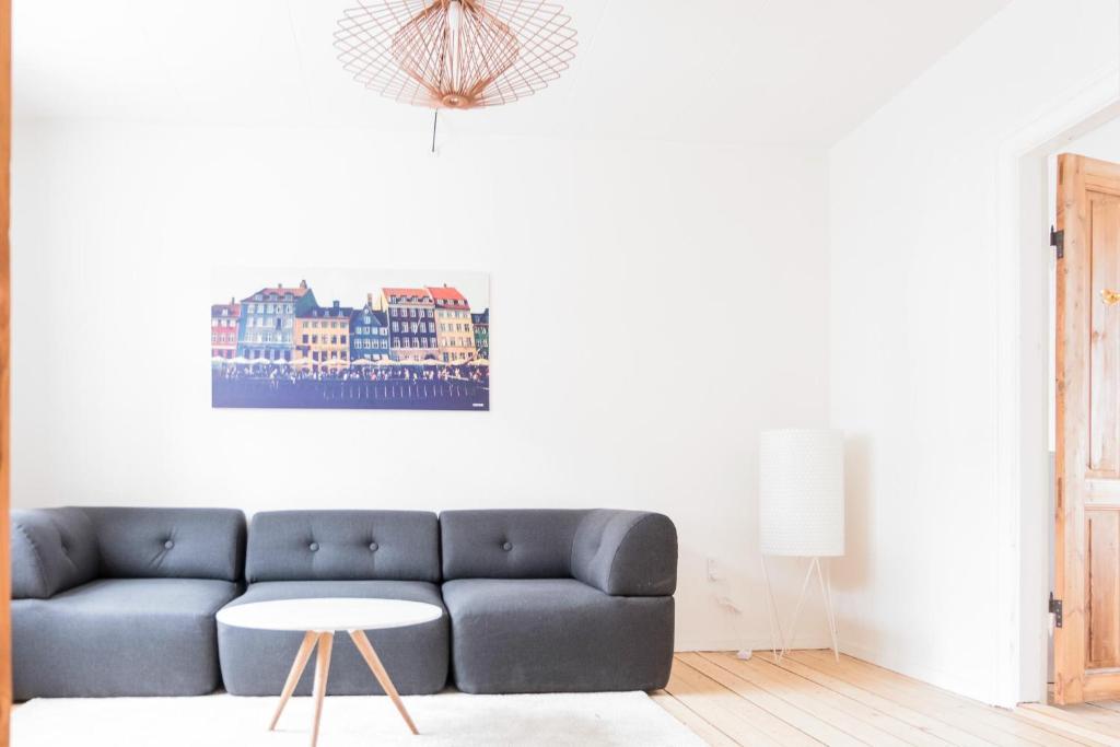 sala de estar con sofá y mesa en Spacious and cool 1-bed in Øgadekvarteret en Aarhus