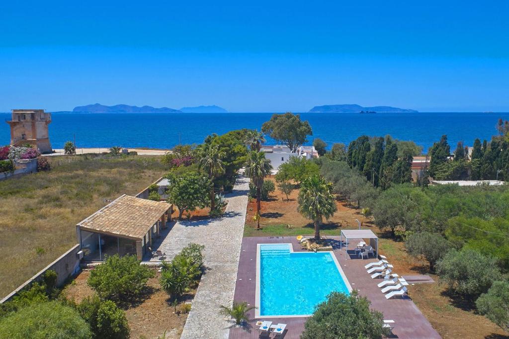uma vista aérea de uma casa com piscina em Villa Maraus by PosarelliVillas em Marausa