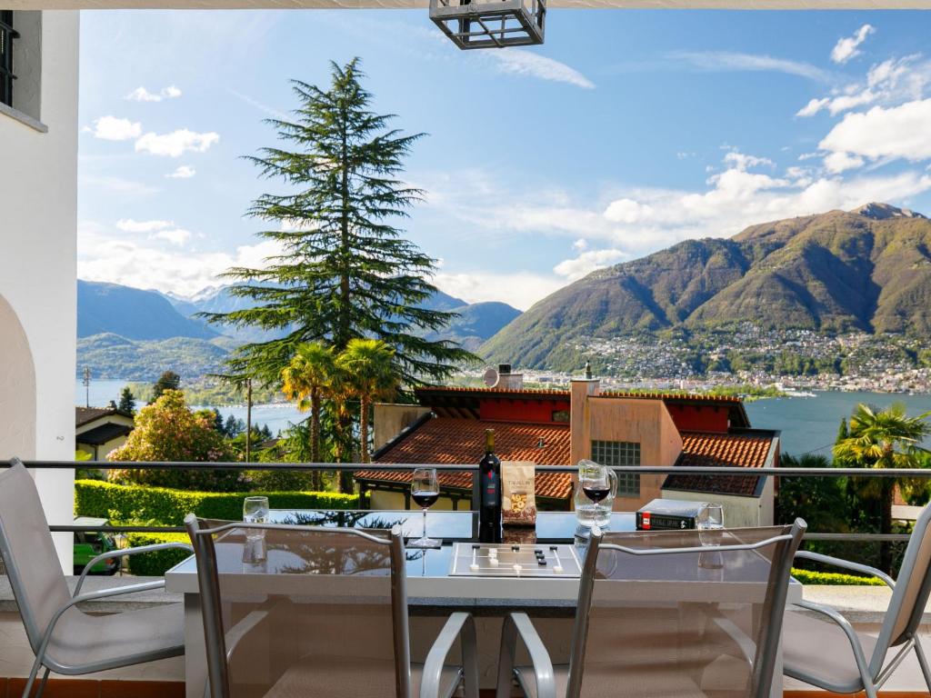 d'une table et de chaises sur un balcon avec vue. dans l'établissement Apartment Residence Miralago - Utoring Apt- D32 by Interhome, à Piazzogna