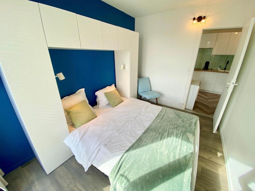 Кровать или кровати в номере L'Escale Appartements et Suites en bord de Mer