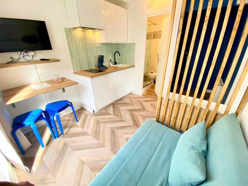 Кухня или мини-кухня в L'Escale Appartements et Suites en bord de Mer
