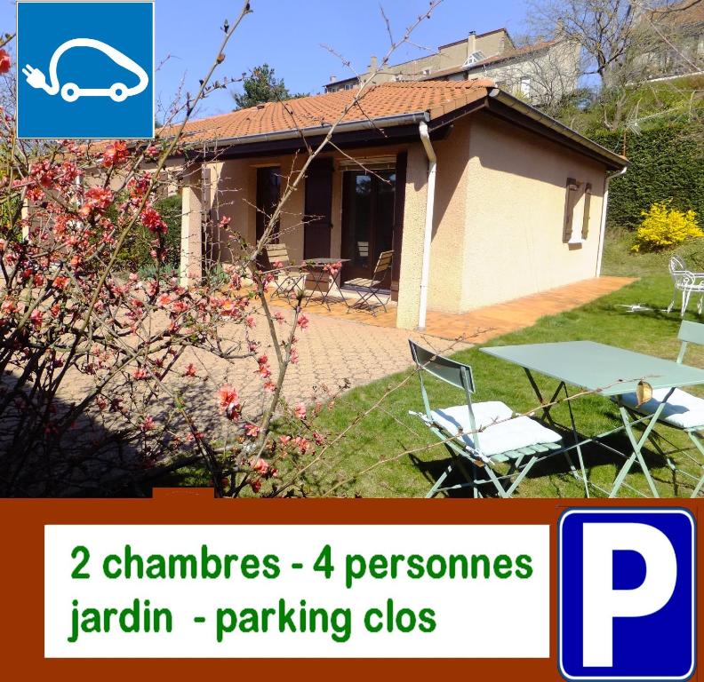 una casa con un coche aparcado en el patio en Le Clos Gentiane en Saint-Étienne