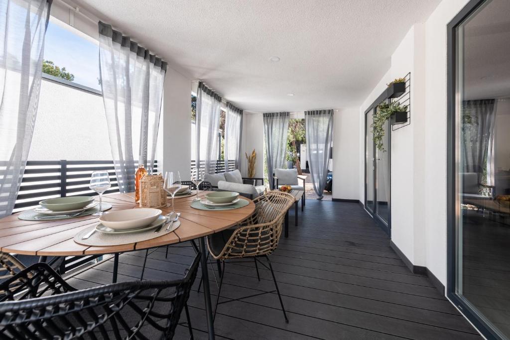 a dining room with a table and chairs at Luxury mobile home HIMALAJA, Oaza mira, Drage in Drage
