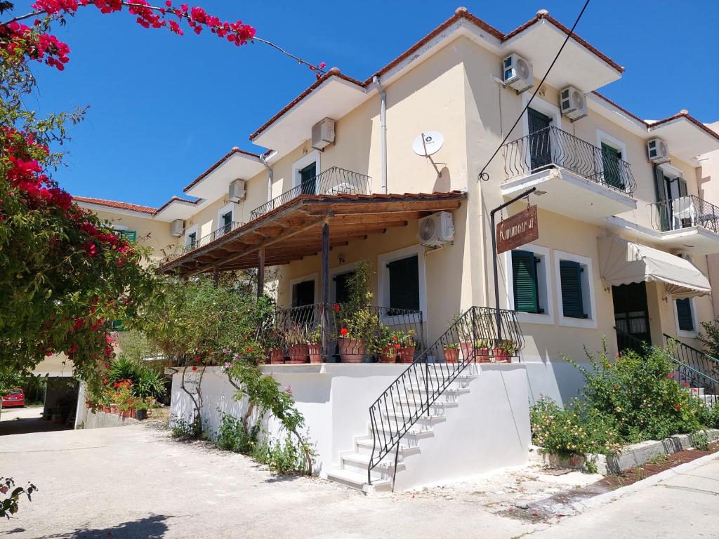 un edificio con scale di fronte di Ammousa Hotel Apartments a Lixouri