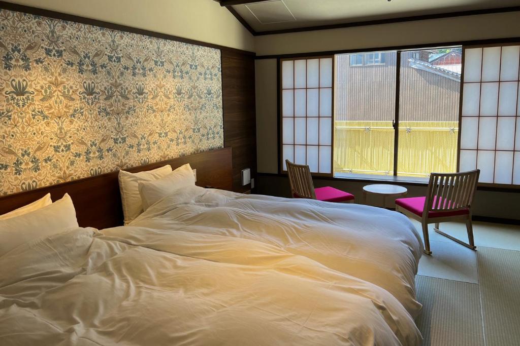 Postel nebo postele na pokoji v ubytování Akaishiya 城崎温泉旅館 赤石屋