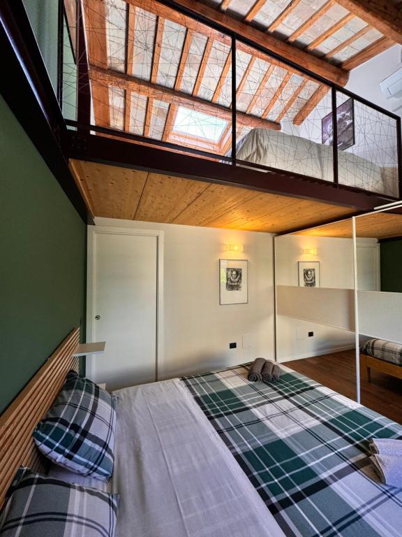 Schlafzimmer mit einem großen Bett und einem Dachfenster in der Unterkunft La Casetta di Elena in Pesaro