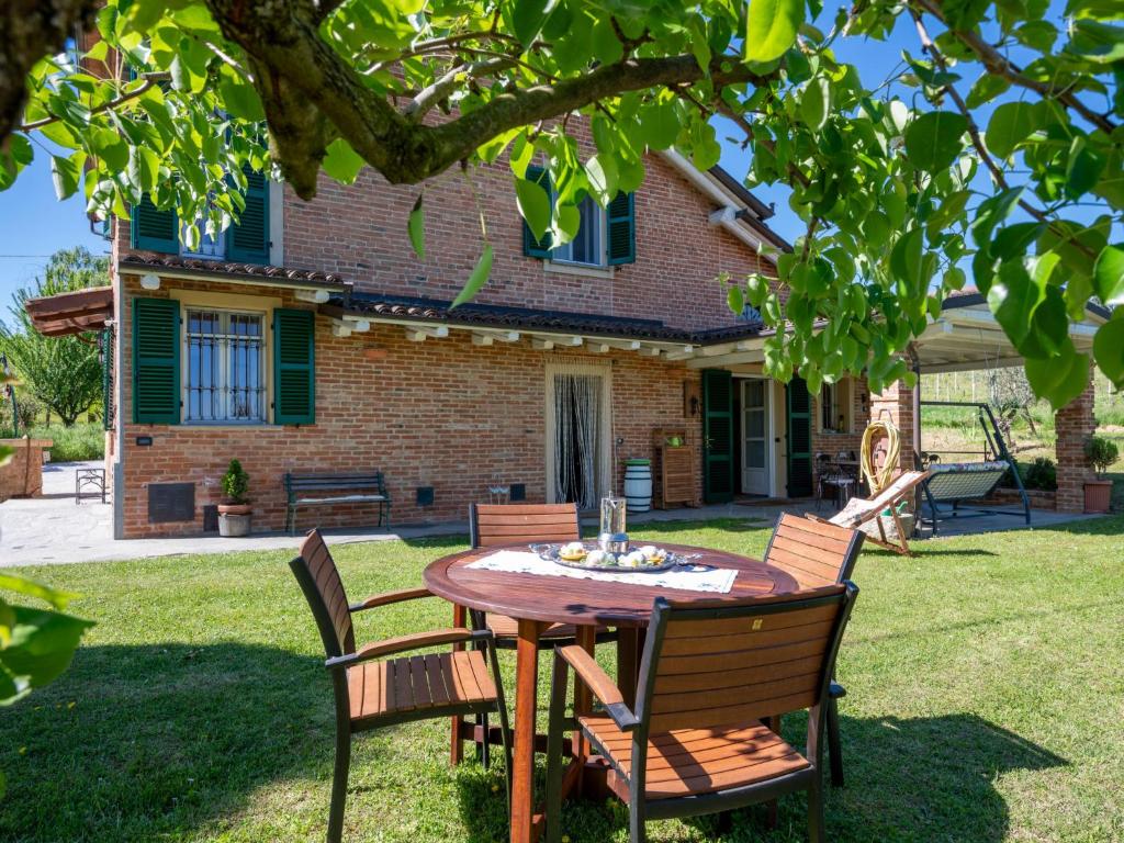 une table et des chaises devant une maison dans l'établissement Holiday Home Il Valletto by Interhome, à Mombaruzzo