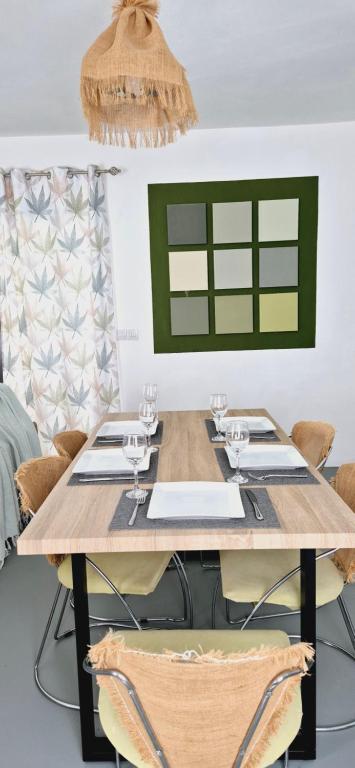 una sala da pranzo con tavolo e sedie in legno di Cosy 2BD Home-Only 7 Mins walk to La Preneuse Beach & Shops a Rivière Noire