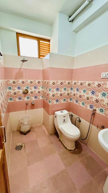 Koupelna v ubytování Ocean Inn & Meadows Inn ! Couple Friendly ! Family Hotel ! Walking Distance From Mall Road
