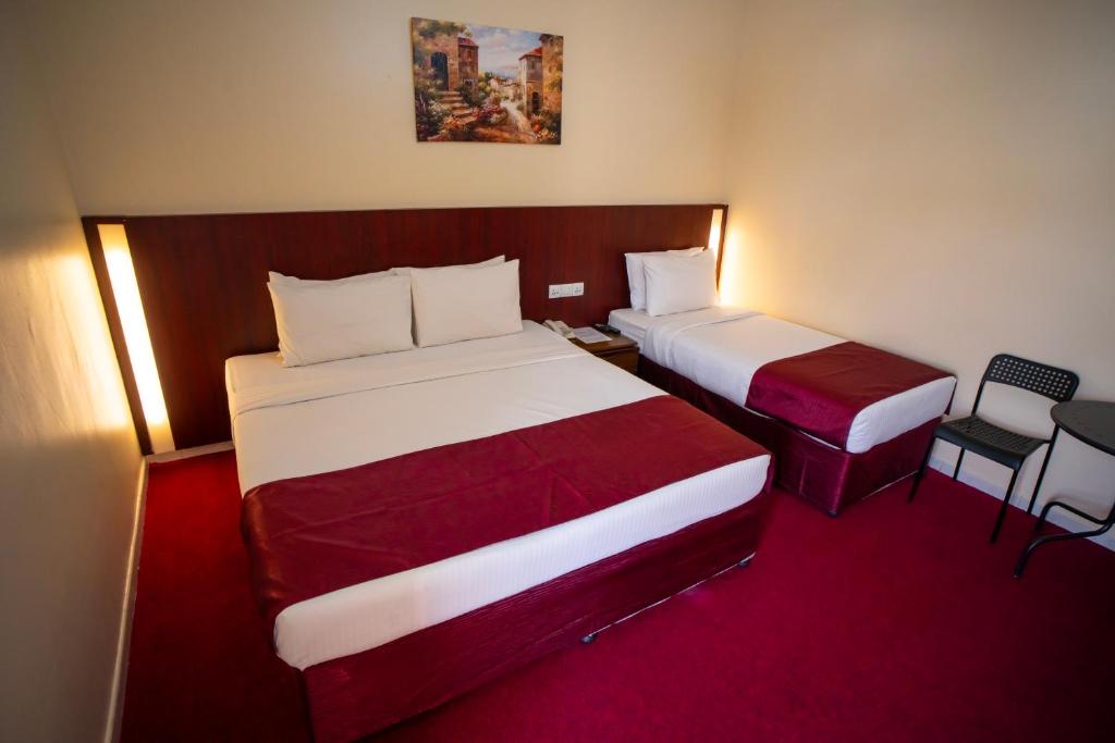 Postel nebo postele na pokoji v ubytování Al Karnak Hotel