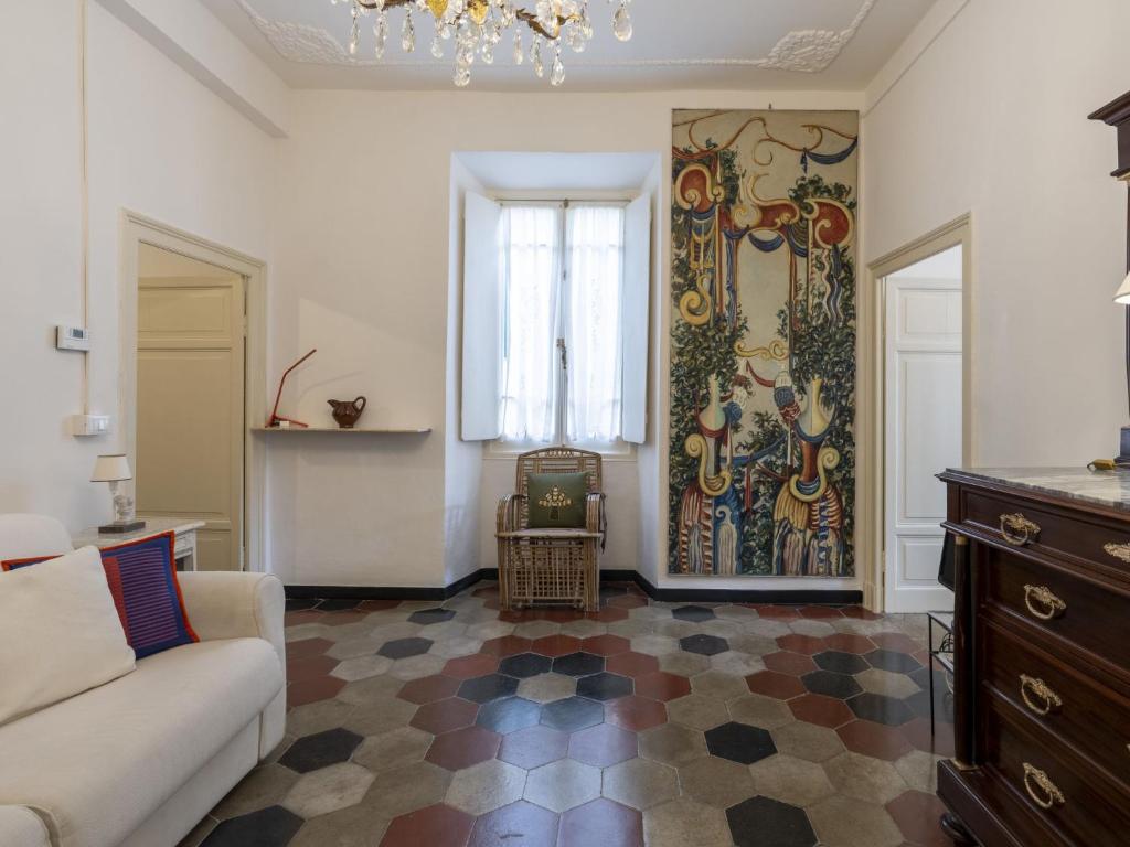 Una sala de estar con un sofá y un cuadro en la pared. en Apartment Torre Antica-2 by Interhome, en Noli