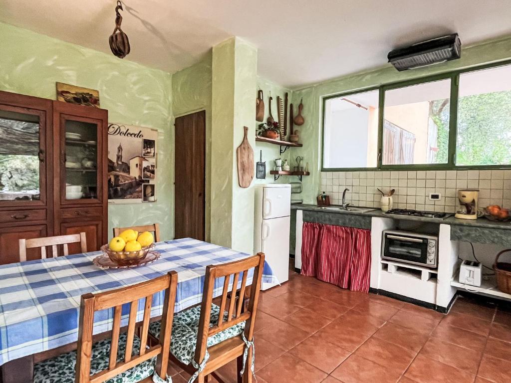 uma cozinha com uma mesa com uma taça de fruta em Apartment Lupi - DOL220 by Interhome em Costa Carnara