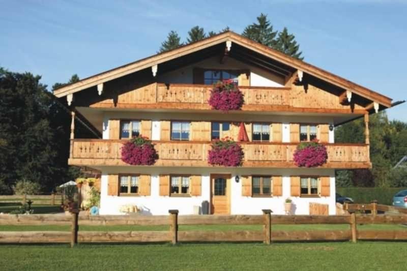 un edificio con fiori sulla facciata di Ferienwohnungen Lohbinder Fam Holzer a Rottach-Egern