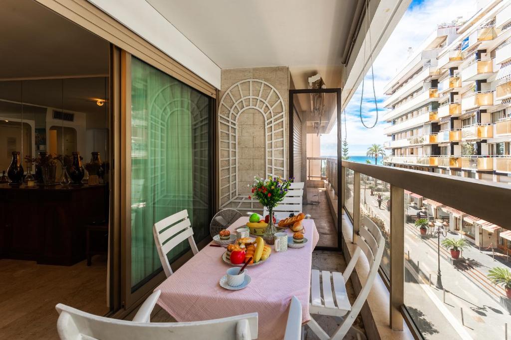 - une table avec des fruits et des légumes sur un balcon dans l'établissement MASSENET VIEW AP4168 Nice, by Riviera Holiday Homes, à Nice