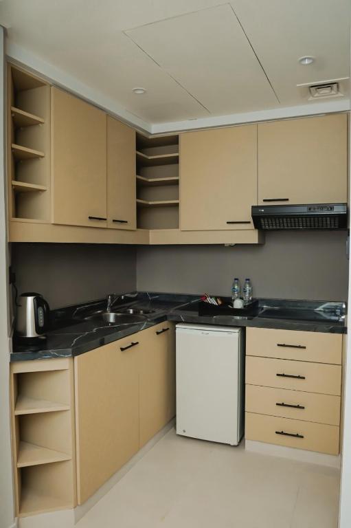 Una cocina o zona de cocina en Sheraton Khalidiya Hotel