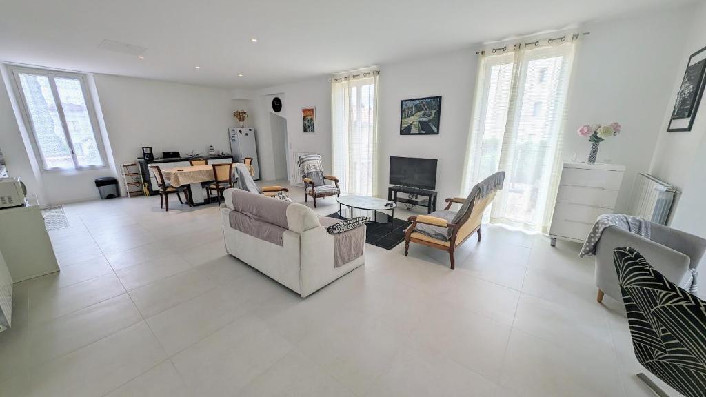 un salon avec un canapé et une table dans l'établissement Ref JAS - Palmes dProperties, à Cannes