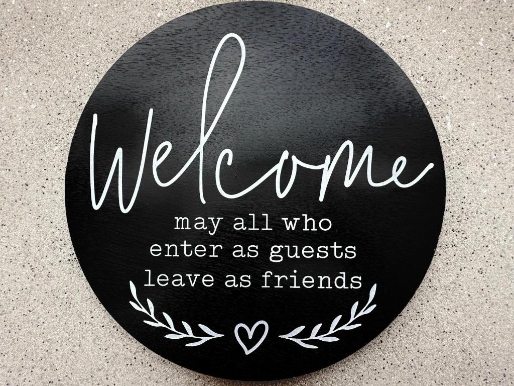 un cartel que diga bienvenido que todos los que entren como invitados salgan como amigos en Country Haven Comfy & Sleek House, en Monasterevin