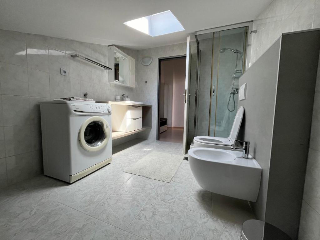 Koupelna v ubytování Rooms and Apartment Luana