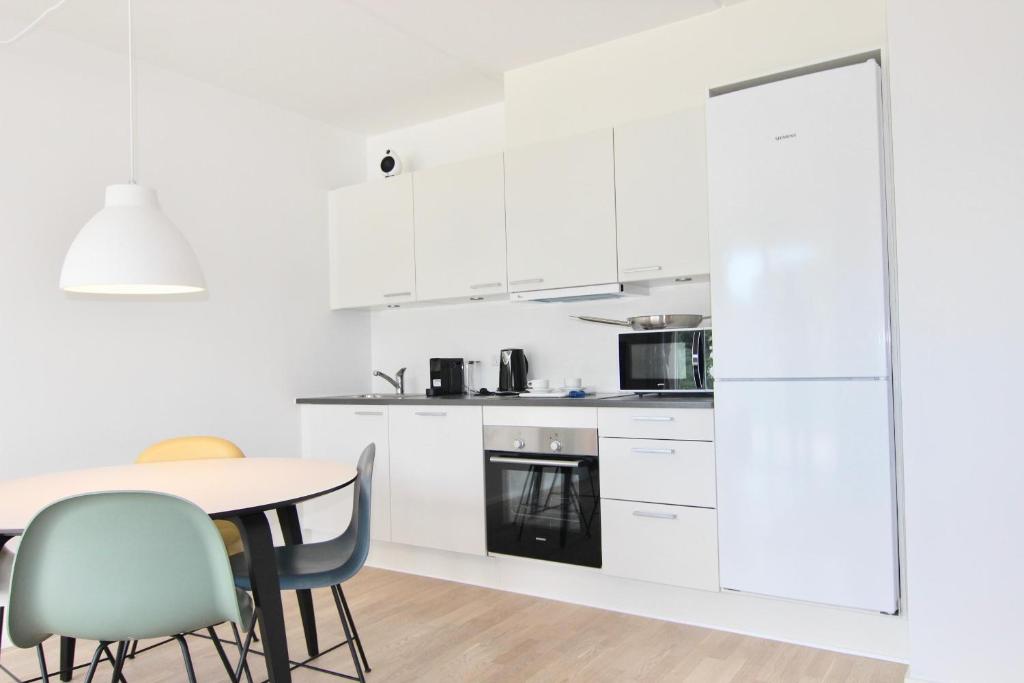 Kuchyň nebo kuchyňský kout v ubytování Great 1-bed w balcony by Odense Harbour