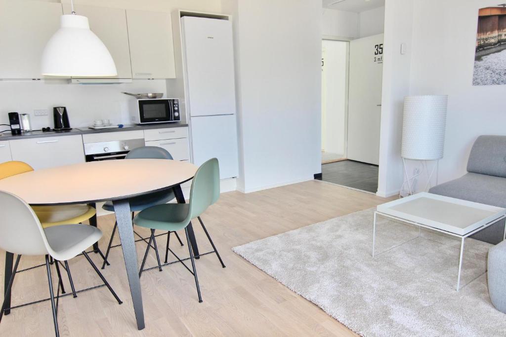 Kuchyň nebo kuchyňský kout v ubytování Great 1-bed w balcony by Odense Harbour