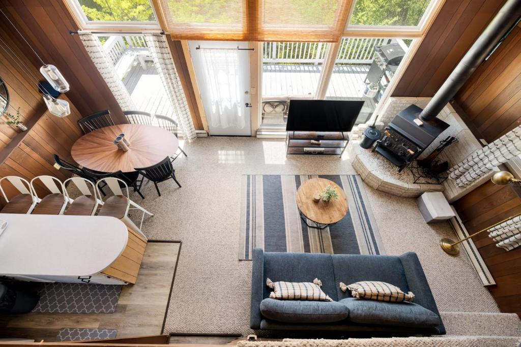 HotTub, FirePit, Grill, Deck, Playset & WiFi - Chalet