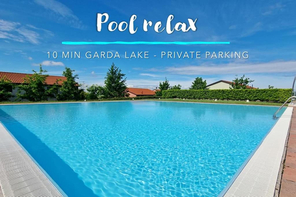 una revisión de la piscina de una villa granada con aparcamiento privado en el lago en Pool relax - Castelnuovo del garda - Garda Lake - Private Parking, en Sandra