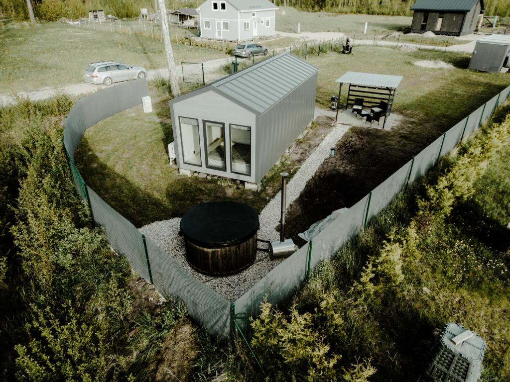 miniaturowy domek na polu w obiekcie Atpūtas namiņš pie jūras 'Mierkalni' w mieście Skulte