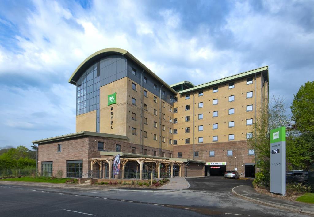 ein großes Gebäude an der Straßenseite in der Unterkunft ibis Styles London Gatwick Airport in Crawley