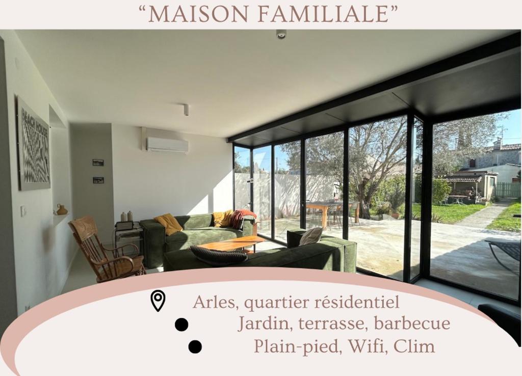 un salon avec un canapé et une table dans l'établissement 