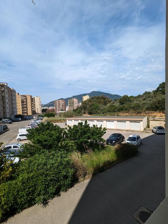 un parking avec des voitures garées dans une ville dans l'établissement Appartement 3 chambres - 2 salles de bain - 6 personnes, à Ajaccio