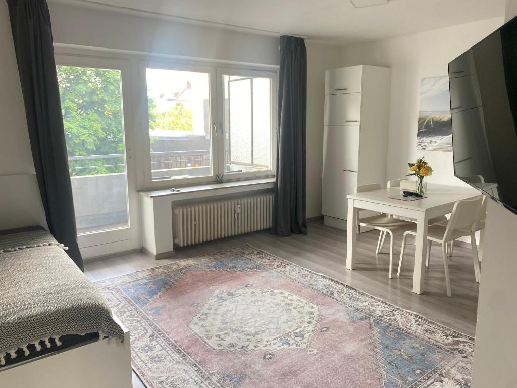 a room with a desk and a table and a window at Gemütliches Zuhause in 1A Lage in Herne