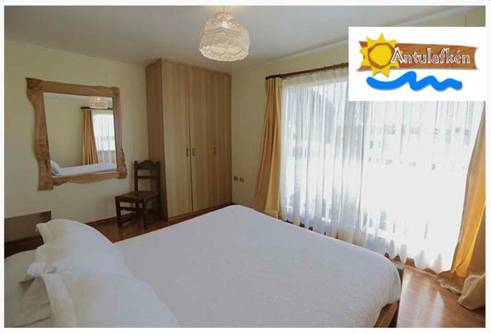 Giường trong phòng chung tại Hotel Cabañas Antulafkén