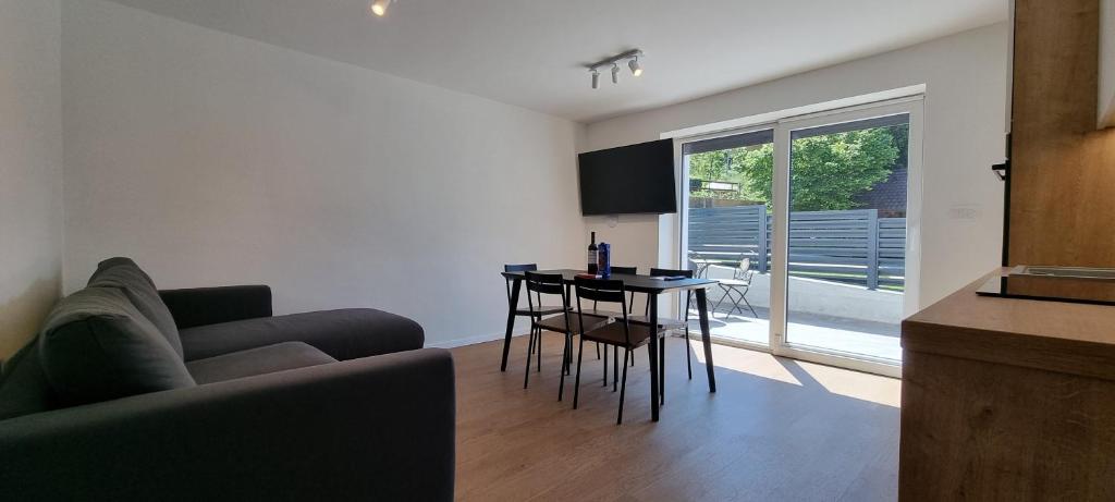 TV a/nebo společenská místnost v ubytování Naia Apartments