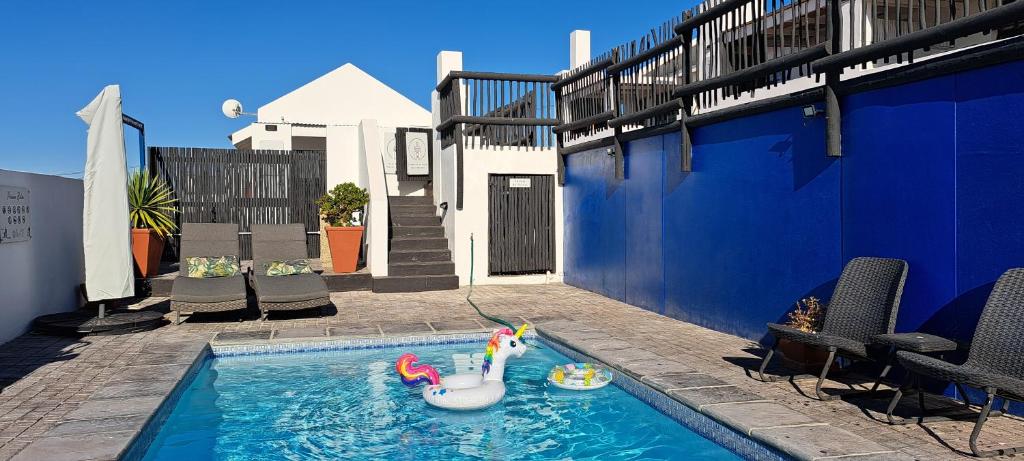una piscina con dos juguetes en el agua en Holiday Portfolio Da Gama Bay, en St Helena Bay