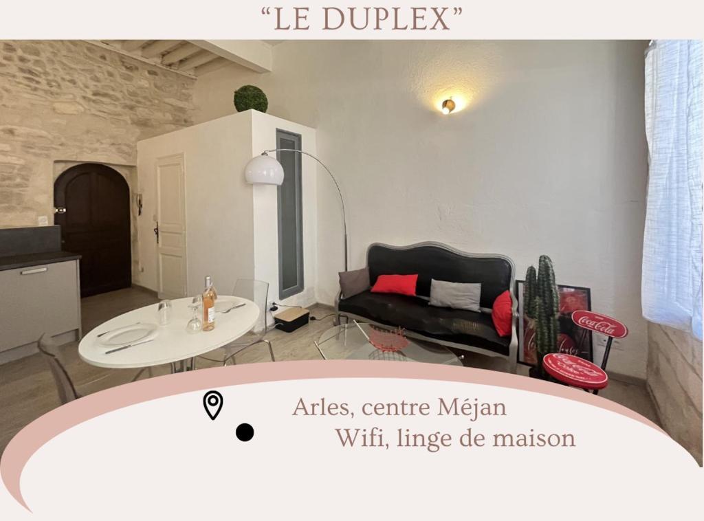 un salon avec un canapé et une table dans l'établissement 