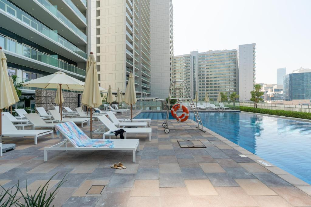 Bazén v ubytování Sparking 2 BR at Vera Residences nebo v jeho okolí