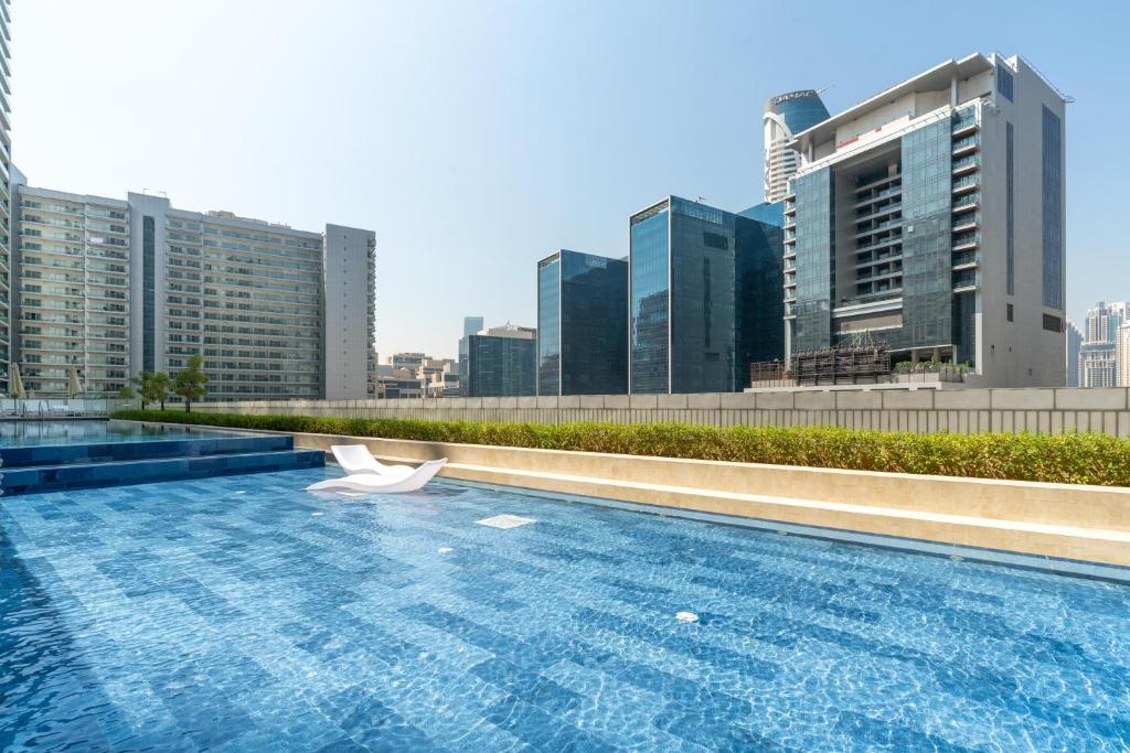 Bazén v ubytování Sparking 2 BR at Vera Residences nebo v jeho okolí