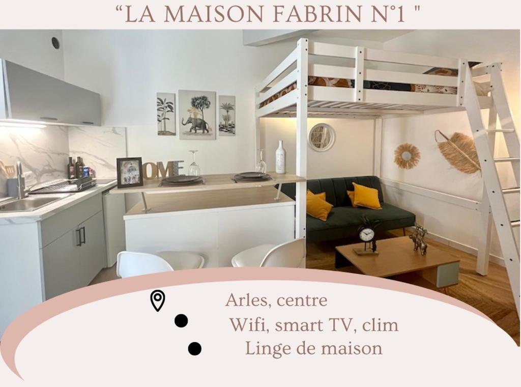Ce petit appartement comprend une mezzanine et une cuisine. dans l'établissement 
