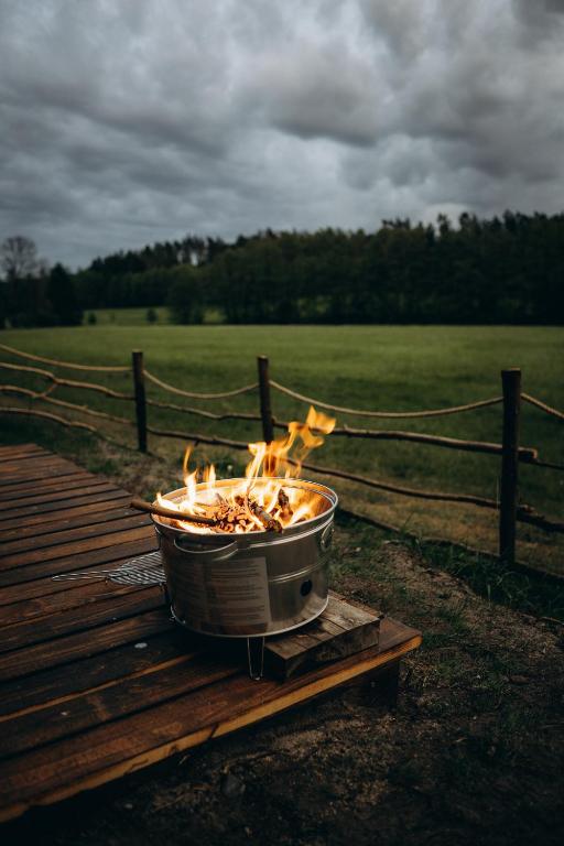 Gril dostupný pro hosty v luxury tent