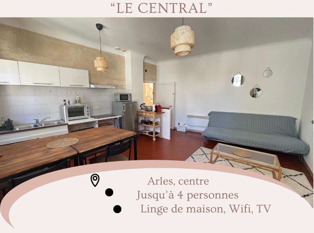 cocina y sala de estar con mesa y sofá en "Le central" Appart Arles, en Arles