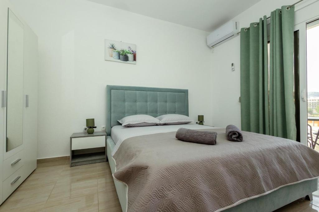 Postel nebo postele na pokoji v ubytování DERON Apartments