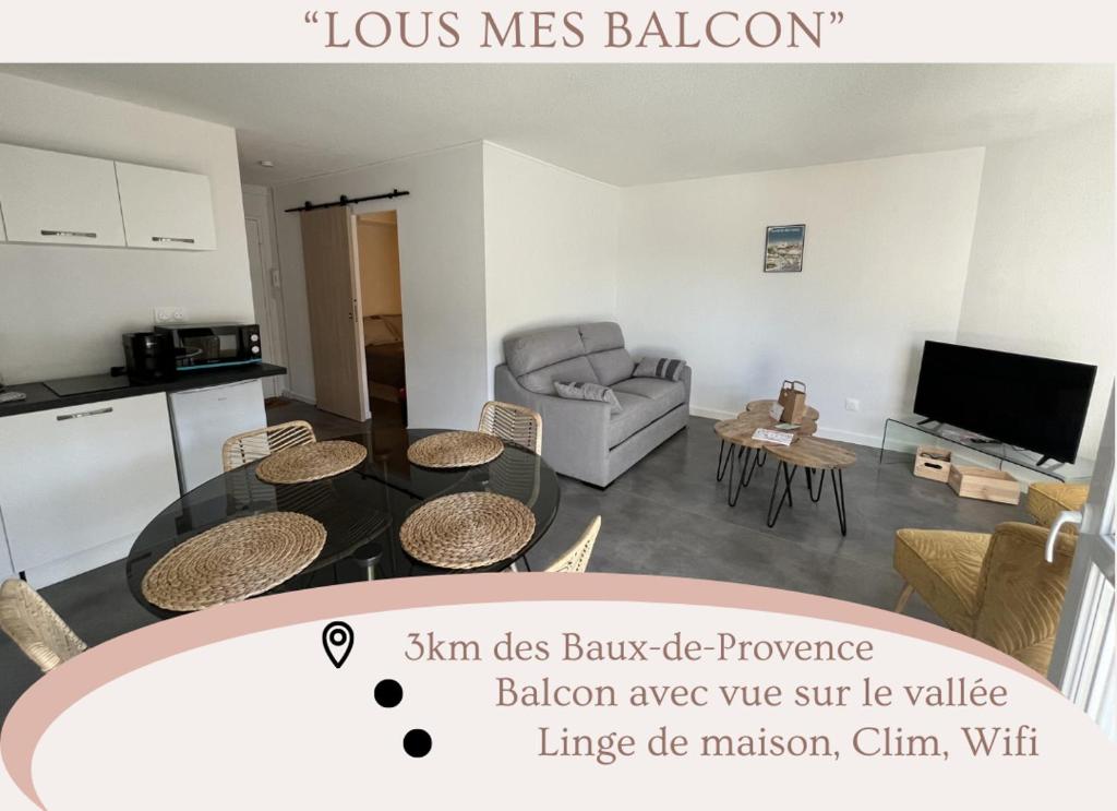 - un salon avec un canapé et une table dans l'établissement "Lou Mes" Baux-de-provence Balcon, aux Baux-de-Provence