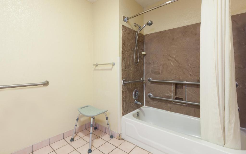 Super 8 by Wyndham Hammond - King Room - Mobility Access/Non-Smoking